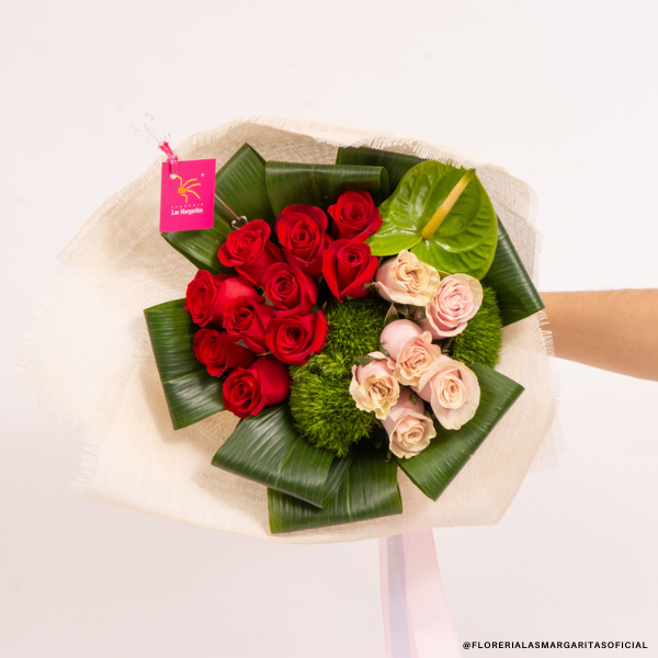 Bouquet Anturio y 16 Rosas – Floreria las Margaritas