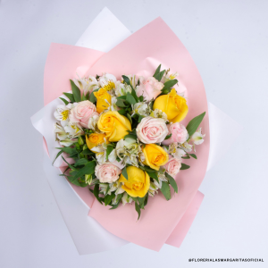 FLM-DM2025-R0004 Floreria Las Margaritas. Flores. Floreria. Guadalajara. Flores bonitas. Dia de las madres. Flores a domicilio. Ramo 12 Rosas (6 Amarillas, 6 Rositas y 15 astroemelias) en vuelto en papel color rosita v2