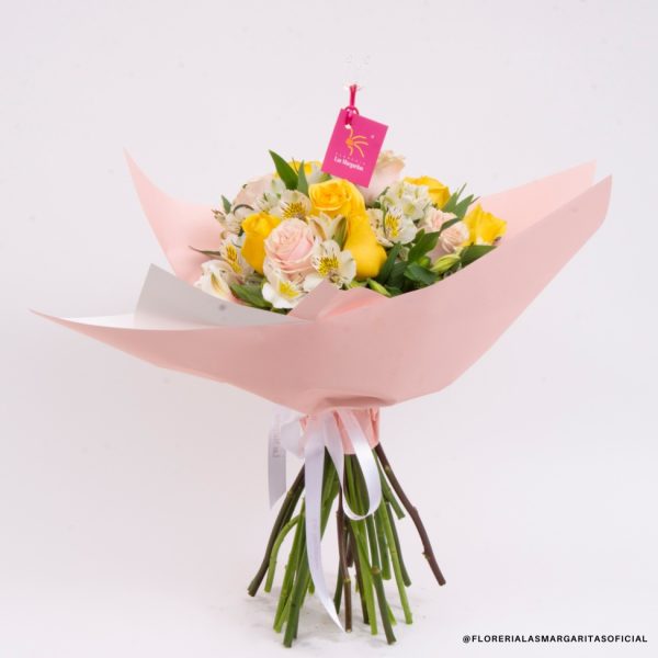 FLM-DM2025-R0004 Floreria Las Margaritas. Flores. Floreria. Guadalajara. Flores bonitas. Dia de las madres. Flores a domicilio. Ramo 12 Rosas (6 Amarillas, 6 Rositas y 15 astroemelias) en vuelto en papel color rosita