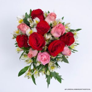 FLM-DM2025-R0005 Floreria Las Margaritas. Flores. Floreria. Guadalajara. Flores bonitas. Dia de las madres. Flores a domicilio. Ramo 12 Rosas (6 Rojas, 6 Rositas y 15 astroemelias) en vuelto en papel color rosa
