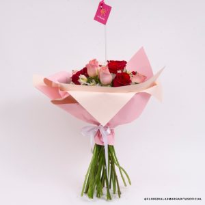 FLM-DM2025-R0005 Floreria Las Margaritas. Flores. Floreria. Guadalajara. Flores bonitas. Dia de las madres. Flores a domicilio. Ramo 12 Rosas (6 Rojas, 6 Rositas y 15 astroemelias) en vuelto en papel color rosa