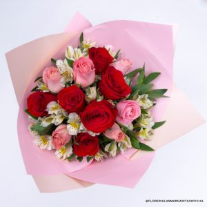 FLM-DM2025-R0005 Floreria Las Margaritas. Flores. Floreria. Guadalajara. Flores bonitas. Dia de las madres. Flores a domicilio. Ramo 12 Rosas (6 Rojas, 6 Rositas y 15 astroemelias) en vuelto en papel color rosa