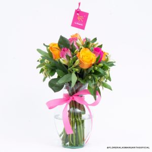 FLM-DM2025-R0006 Floreria Las Margaritas. Flores. Floreria. Guadalajara. Flores bonitas. Dia de las madres. Flores a domicilio. Ramo 12 Rosas (6 Mango, 6 Fucsia y 15 astroemelias) en vuelto en papel color fucsia