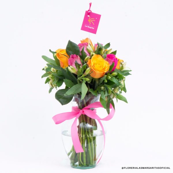 FLM-DM2025-R0006 Floreria Las Margaritas. Flores. Floreria. Guadalajara. Flores bonitas. Dia de las madres. Flores a domicilio. Ramo 12 Rosas (6 Mango, 6 Fucsia y 15 astroemelias) en vuelto en papel color fucsia