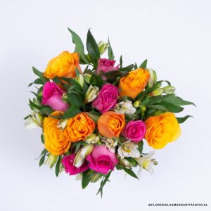 FLM-DM2025-R0006 Floreria Las Margaritas. Flores. Floreria. Guadalajara. Flores bonitas. Dia de las madres. Flores a domicilio. Ramo 12 Rosas (6 Mango, 6 Fucsia y 15 astroemelias) en vuelto en papel color fucsia