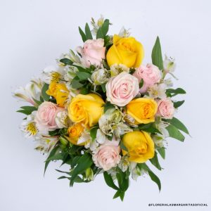 Floreria Las Margaritas. Flores. Floreria. Guadalajara. Flores bonitas. Dia de las madres. Flores a domicilio. Florero con 12 Rosas (6 Amarillas, 6 Rositas y 15 astroemelias) en base de cristal.